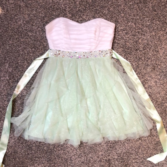 Short homecoming dress - Picture 1 of 3